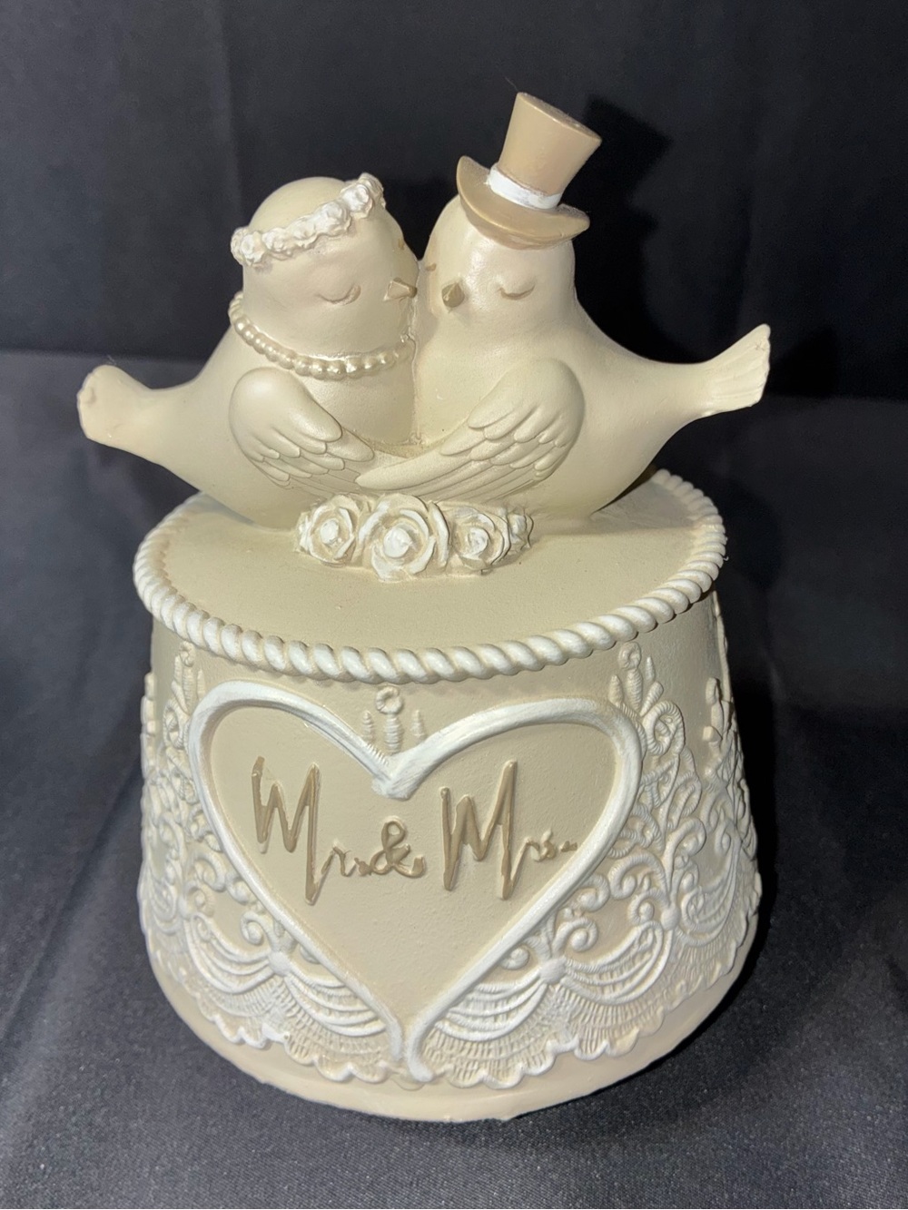New in Box Cracker Barrel Mr & Mrs Bird Couple Music Box